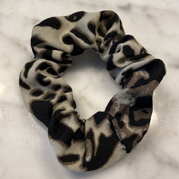 Noir Set of 3 Ombré Leopard Print Hair Scrunchies - Picture 6 of 8